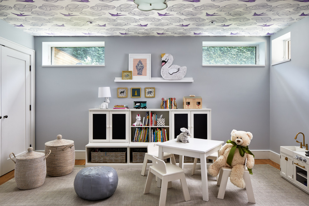 Imagen de dormitorio infantil de 4 a 10 años tradicional renovado de tamaño medio con paredes púrpuras, suelo de madera en tonos medios y suelo marrón