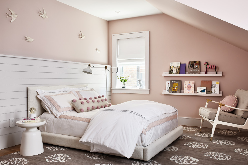 Идея дизайна: большая детская в стиле неоклассика (современная классика) с спальным местом, розовыми стенами, паркетным полом среднего тона и коричневым полом для подростка, девочки