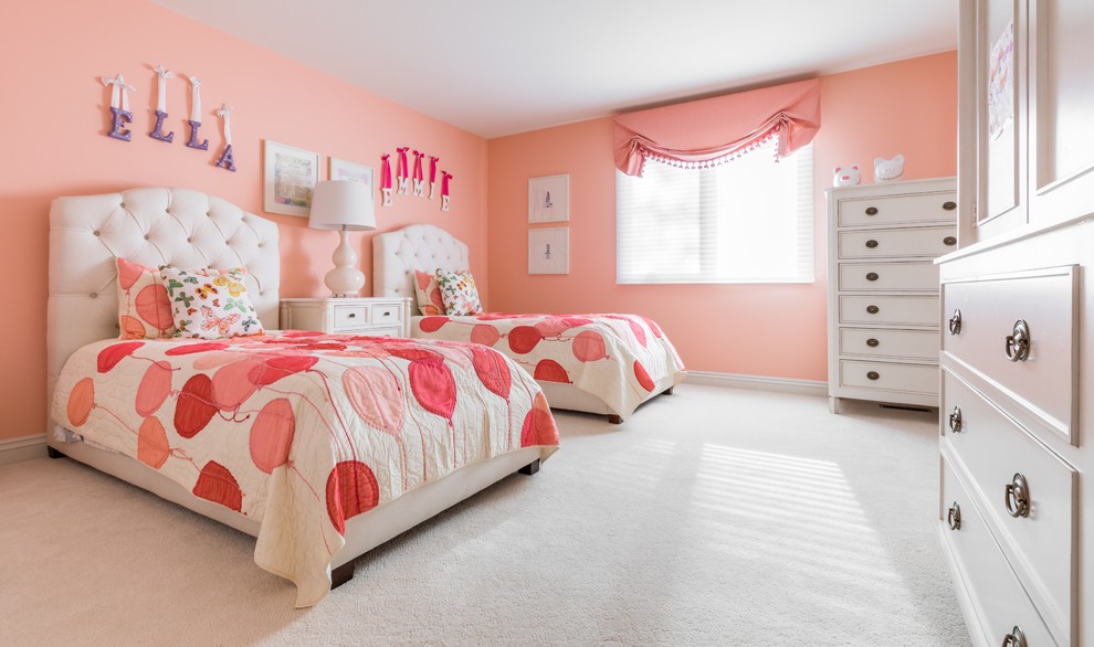 Klassisches Mädchenzimmer mit Schlafplatz, rosa Wandfarbe, Teppichboden und weißem Boden in Detroit