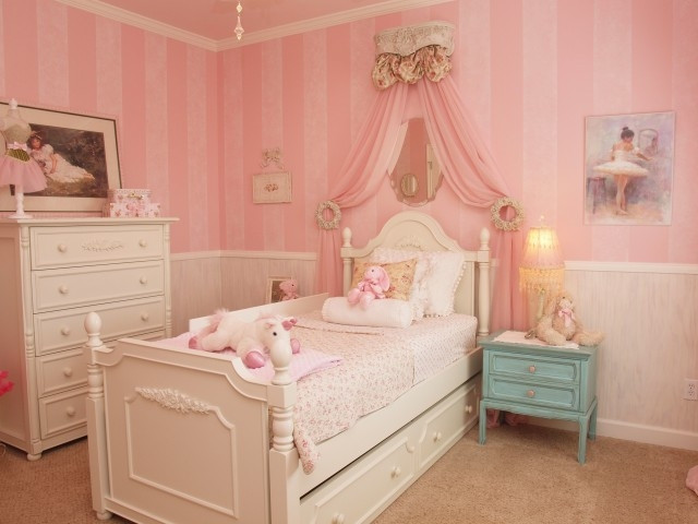This is an example of a traditional kids' bedroom in Charlotte.