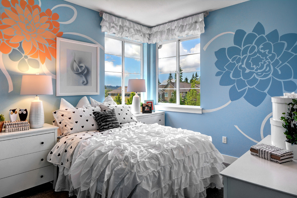 Immagine di una cameretta per bambini classica con pareti blu e moquette
