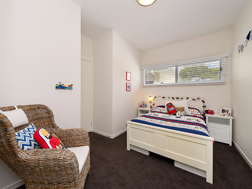 Mittelgroßes Modernes Kinderzimmer mit beiger Wandfarbe und Teppichboden in Brisbane