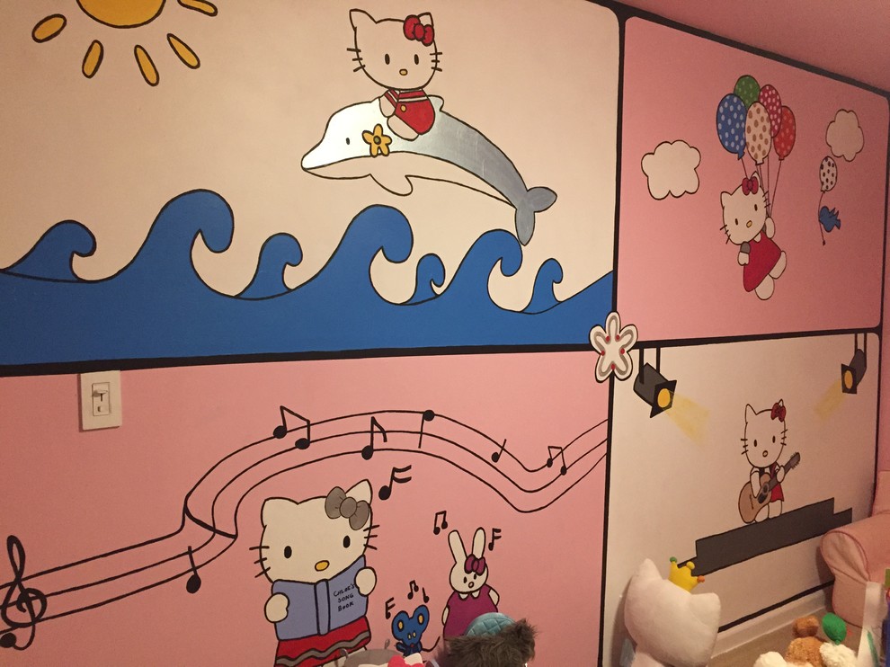 Inredning av ett stort flickrum kombinerat med sovrum och för 4-10-åringar, med flerfärgade väggar och heltäckningsmatta