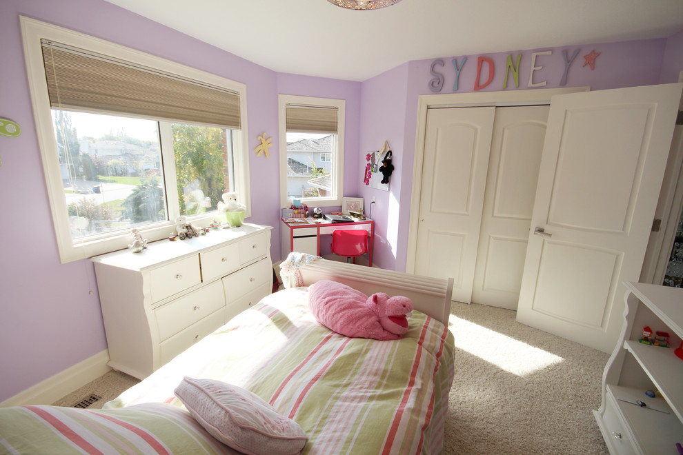 Klassisk inredning av ett flickrum kombinerat med sovrum, med lila väggar och heltäckningsmatta