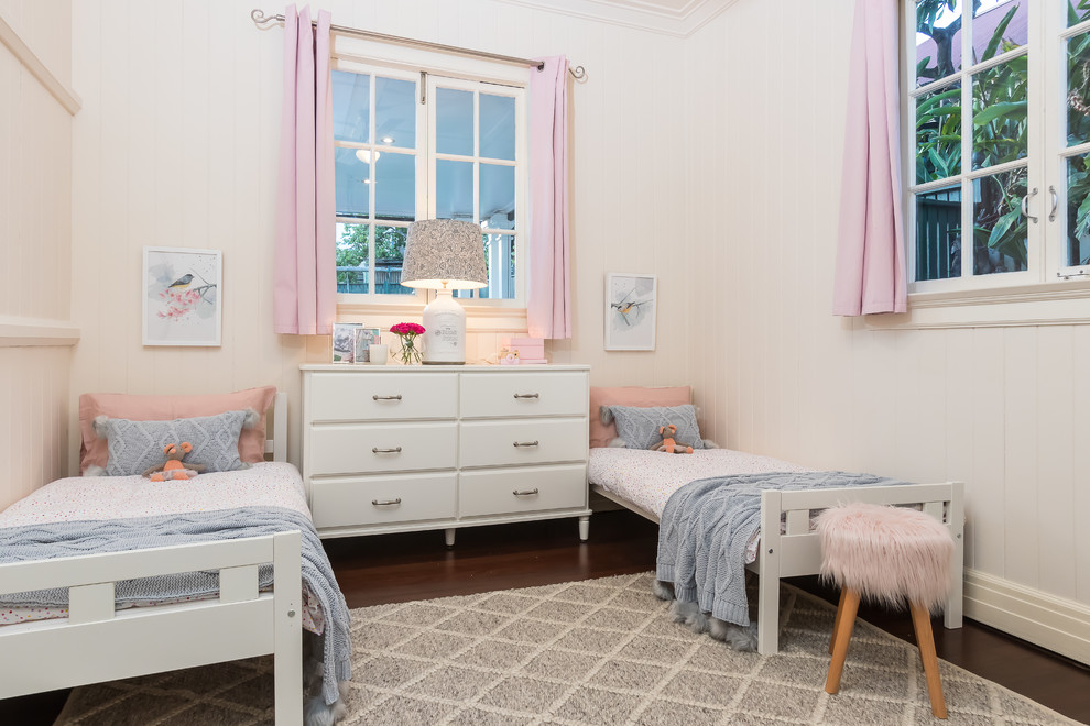 Landhausstil Mädchenzimmer mit Schlafplatz, weißer Wandfarbe, dunklem Holzboden und braunem Boden in Brisbane