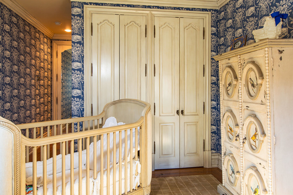 Exemple d'une chambre d'enfant de 1 à 3 ans chic de taille moyenne avec un mur bleu et un sol en bois brun.