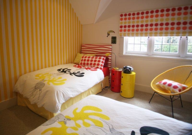 Großes Modernes Kinderzimmer mit Schlafplatz, beiger Wandfarbe und Teppichboden in Sydney