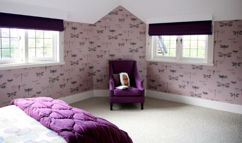 На фото: большая детская в современном стиле с спальным местом, ковровым покрытием и разноцветными стенами для подростка, девочки с