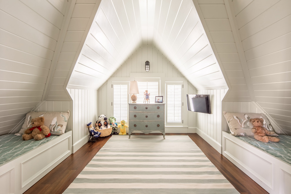 Bild på ett maritimt barnrum kombinerat med sovrum och för 4-10-åringar, med vita väggar, mörkt trägolv och brunt golv