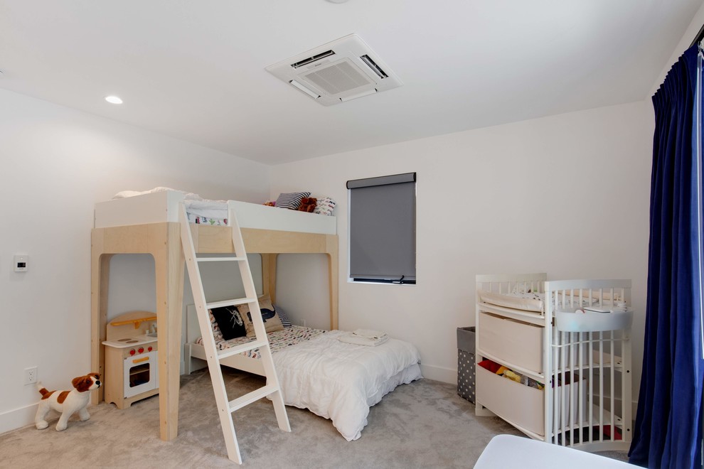 Idée de décoration pour une chambre d'enfant de 4 à 10 ans minimaliste de taille moyenne avec un mur blanc, moquette et un sol beige.