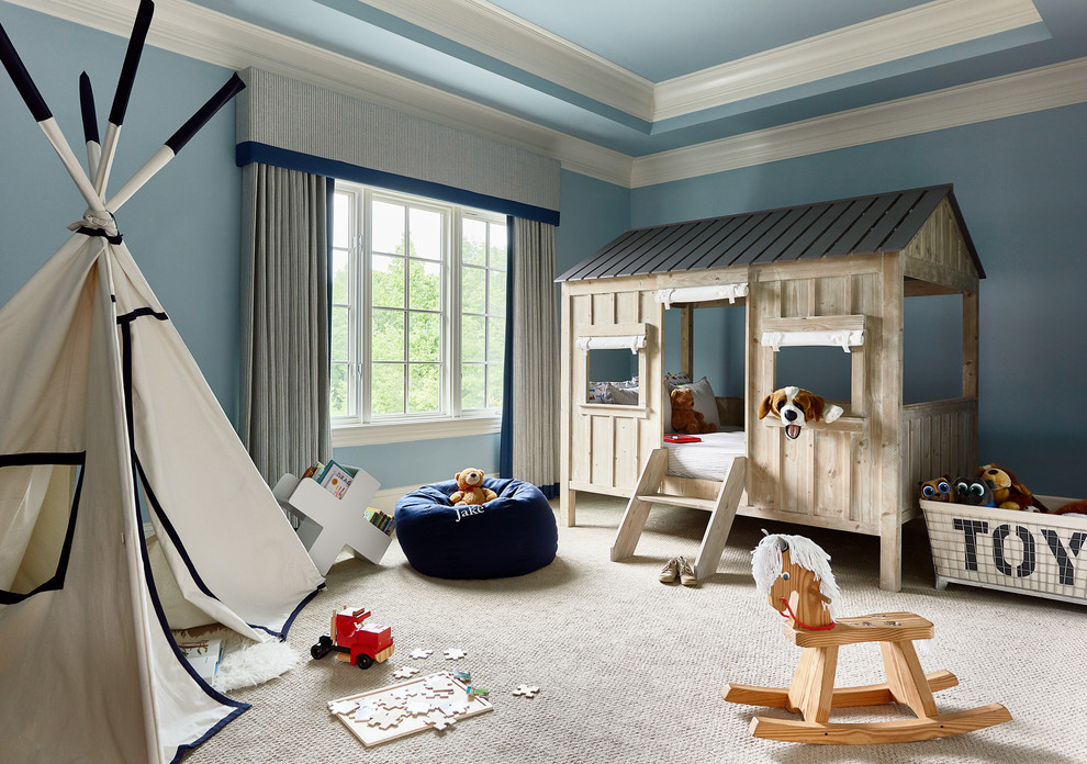 Modelo de dormitorio infantil tradicional renovado con paredes azules, moqueta y suelo beige