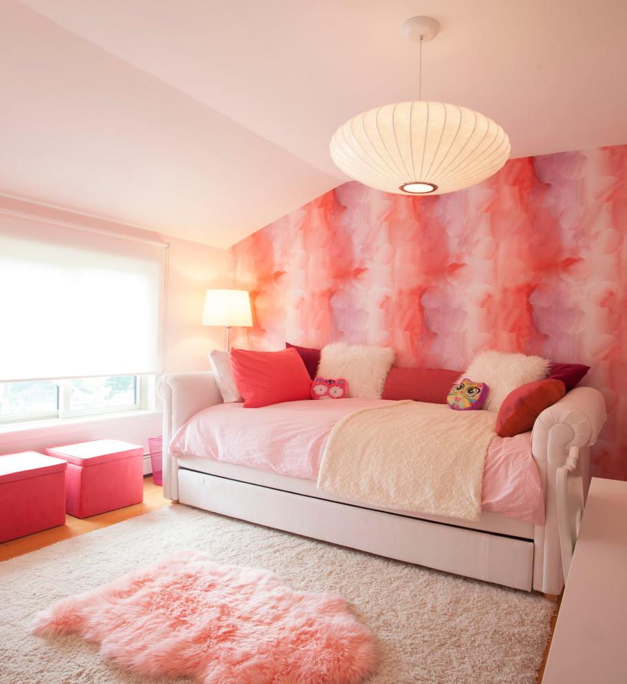 Mittelgroßes Stilmix Mädchenzimmer mit Schlafplatz, bunten Wänden, braunem Holzboden und braunem Boden in Philadelphia