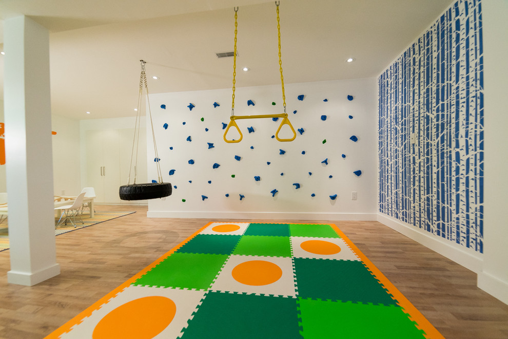 Exempel på ett modernt pojkrum kombinerat med lekrum, med blå väggar och ljust trägolv