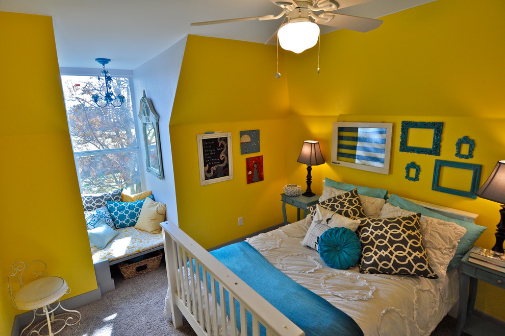 Foto på ett barnrum kombinerat med sovrum, med gula väggar