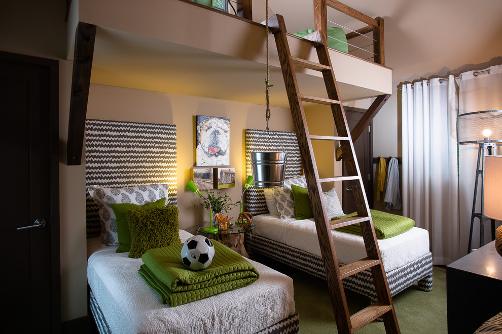На фото: детская среднего размера в современном стиле с спальным местом, ковровым покрытием, зеленым полом и разноцветными стенами для ребенка от 4 до 10 лет, мальчика