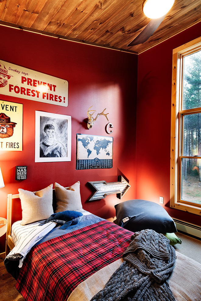 Modelo de dormitorio infantil rural grande con paredes rojas, suelo de bambú y suelo marrón