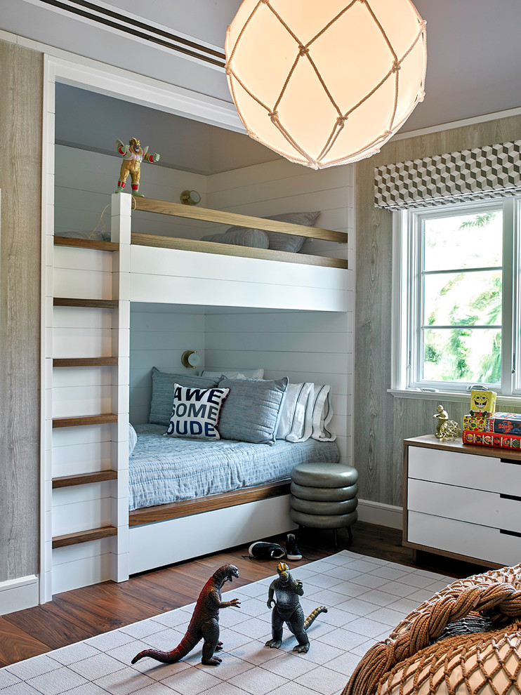 Immagine di una cameretta da letto stile marinaro con pareti grigie, pavimento in legno massello medio e pavimento marrone