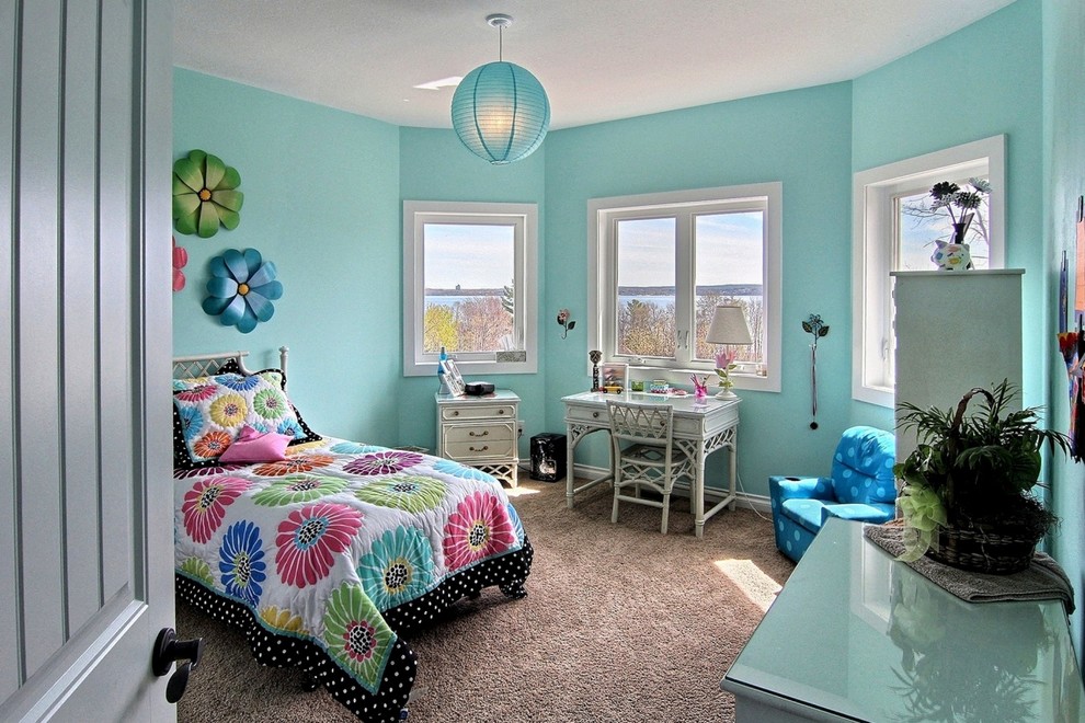 Foto på ett vintage flickrum kombinerat med sovrum och för 4-10-åringar, med blå väggar och heltäckningsmatta