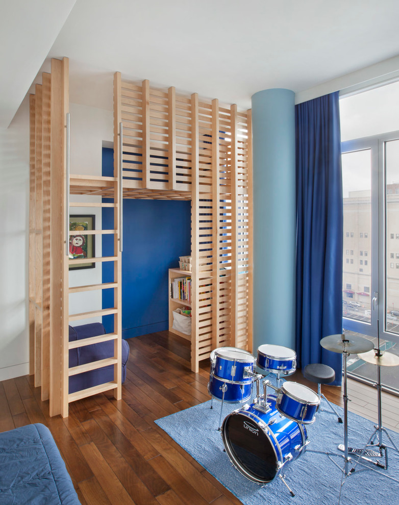 Modelo de dormitorio infantil de 4 a 10 años, actual, de tamaño medio, con paredes blancas y suelo de madera en tonos medios