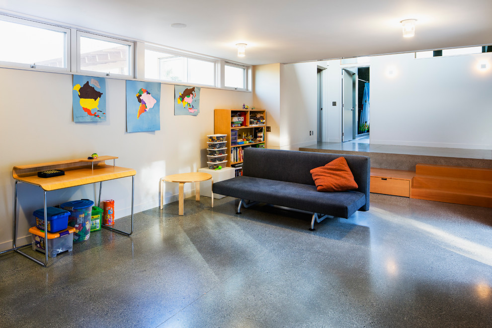 Idee per una cameretta per bambini da 4 a 10 anni minimal con pareti bianche e pavimento in cemento