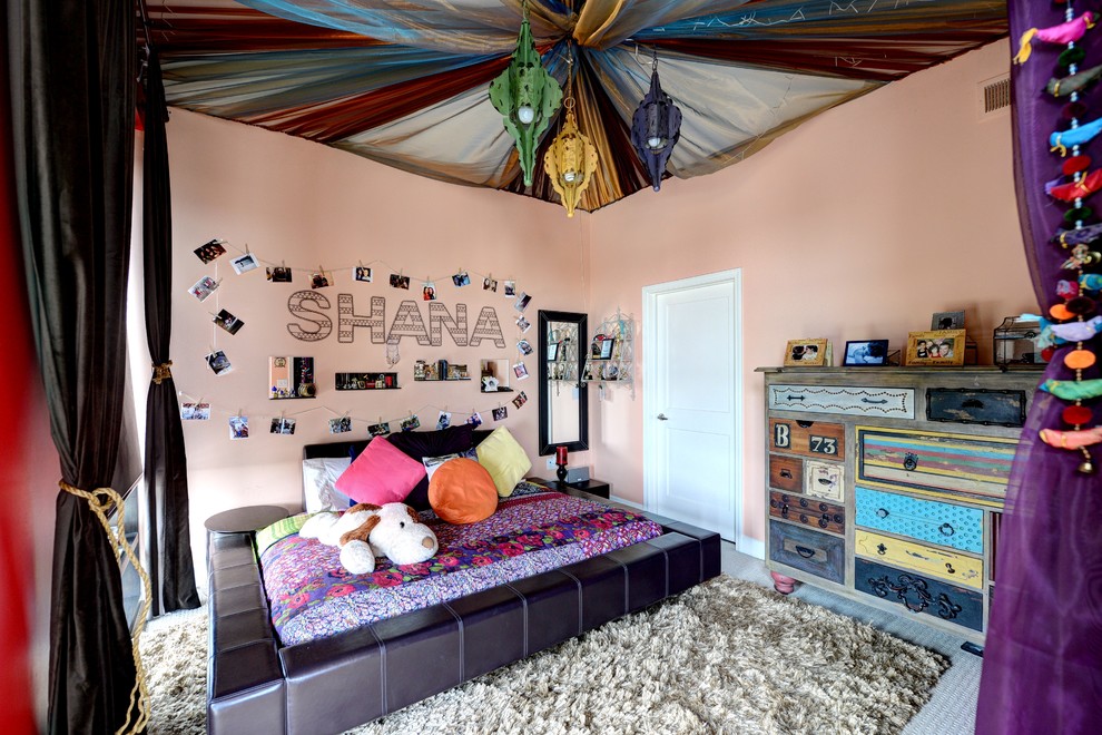 Esempio di una cameretta per bambini eclettica di medie dimensioni con pareti rosa, moquette e pavimento grigio