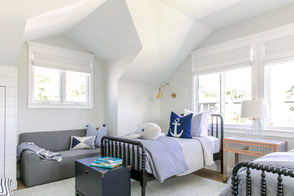Ejemplo de dormitorio infantil marinero con paredes grises