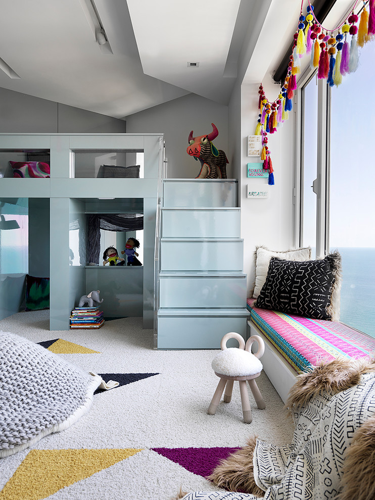 Идея дизайна: детская в современном стиле с спальным местом, серыми стенами, ковровым покрытием и разноцветным полом для подростка, девочки, двоих детей