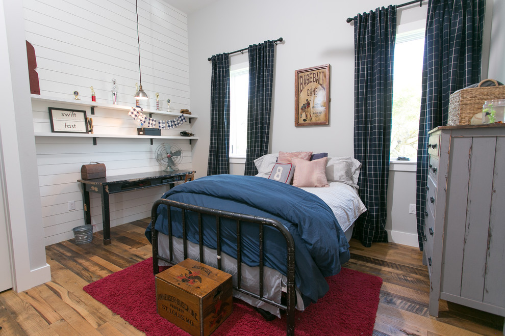 Imagen de dormitorio infantil campestre de tamaño medio con paredes grises, suelo de madera en tonos medios y suelo marrón
