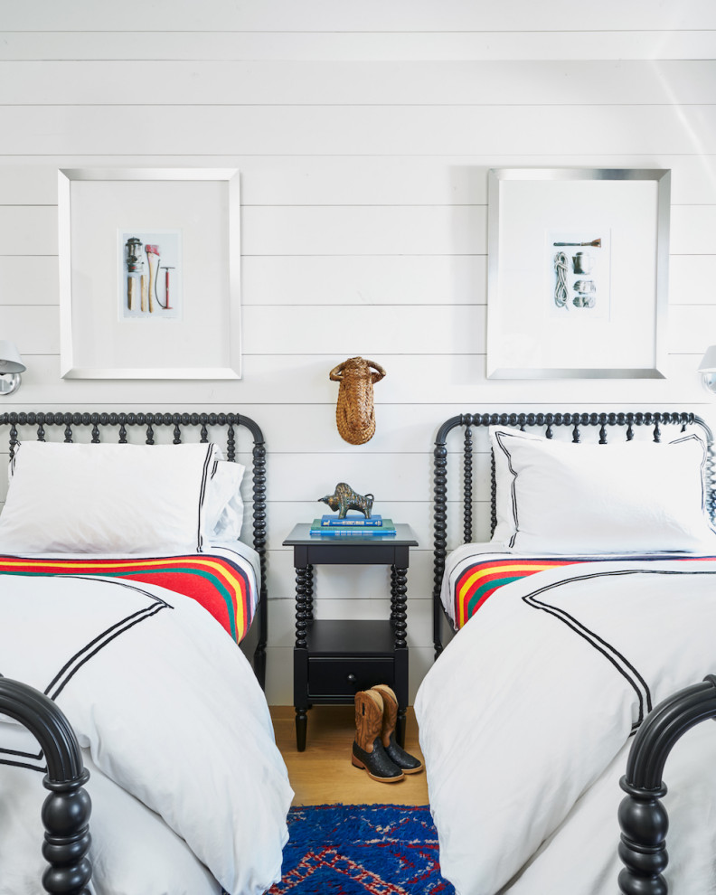 Diseño de dormitorio infantil campestre de tamaño medio con paredes blancas, suelo de madera clara y suelo marrón