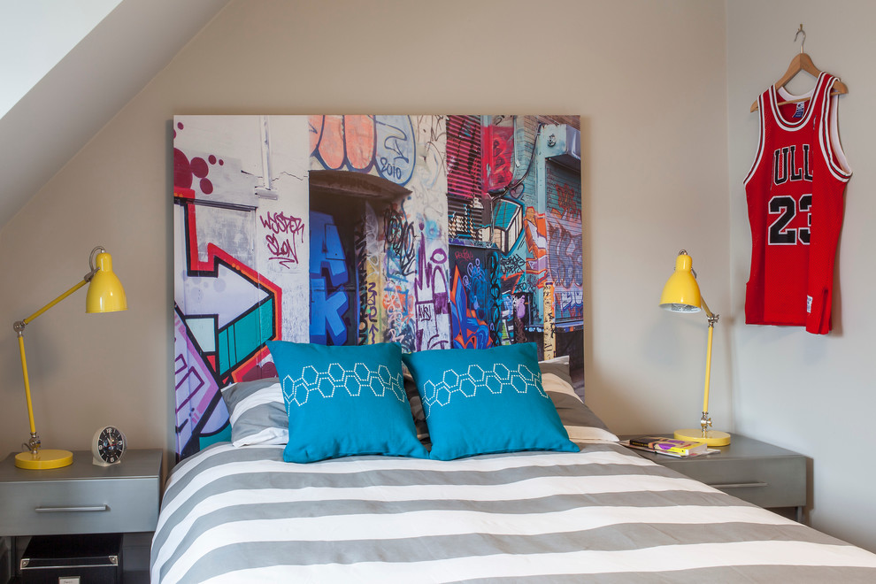 Mittelgroßes Eklektisches Kinderzimmer mit beiger Wandfarbe, Schlafplatz, braunem Holzboden und braunem Boden in Toronto