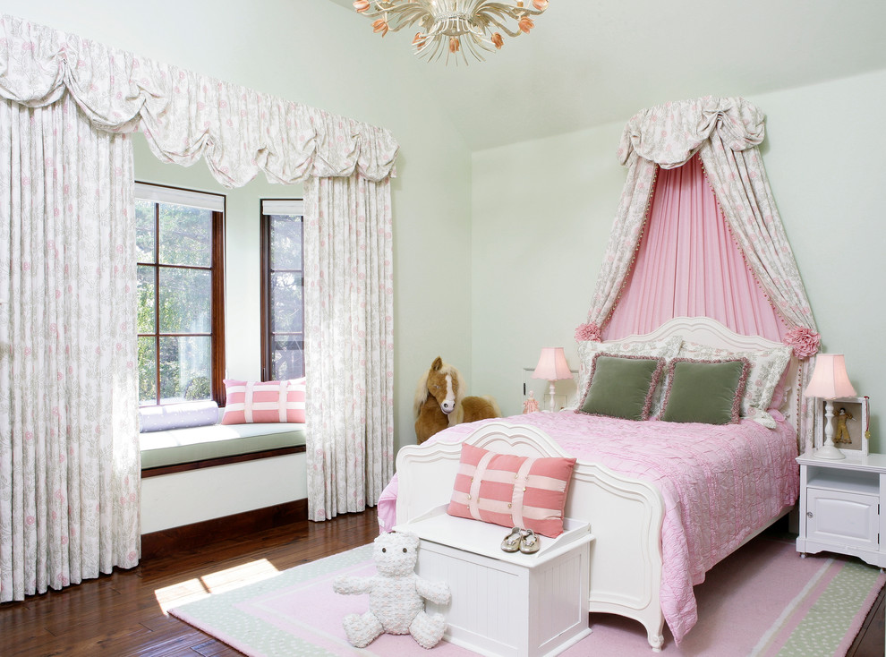 Exempel på ett klassiskt flickrum kombinerat med sovrum och för 4-10-åringar, med gröna väggar och mörkt trägolv