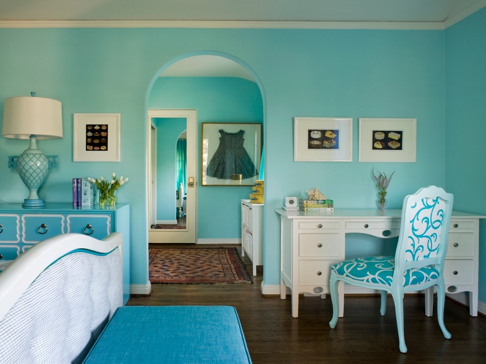 Esempio di una cameretta per bambini da 4 a 10 anni classica di medie dimensioni con pareti blu e pavimento in legno massello medio
