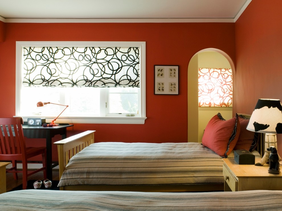 Inspiration för ett mellanstort funkis könsneutralt barnrum kombinerat med sovrum och för 4-10-åringar, med röda väggar och mellanmörkt trägolv