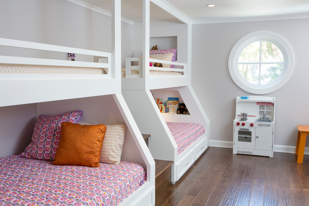 Cette photo montre une chambre d'enfant chic avec un lit superposé.