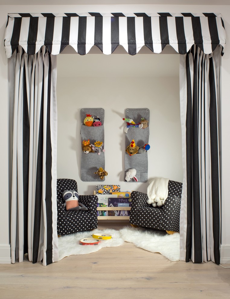 Immagine di una cameretta per bambini da 1 a 3 anni scandinava con pareti bianche e parquet chiaro