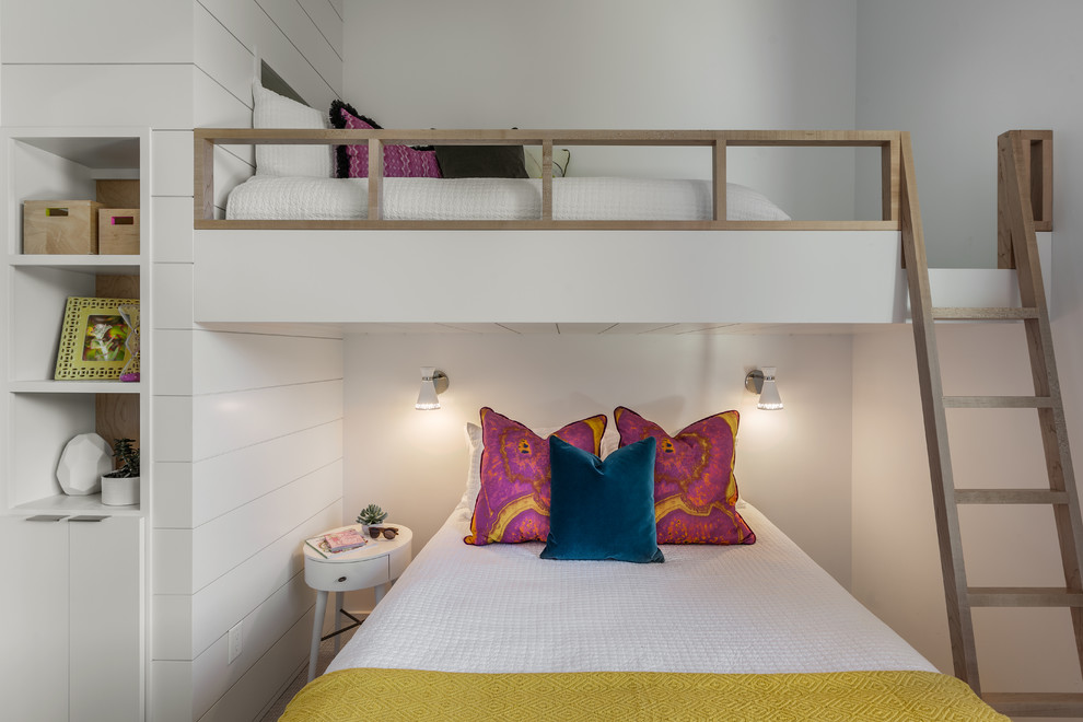 Immagine di una cameretta per bambini minimal con pareti bianche e moquette