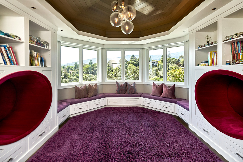 Großes Modernes Mädchenzimmer mit Spielecke, grauer Wandfarbe, braunem Holzboden und lila Boden in San Francisco