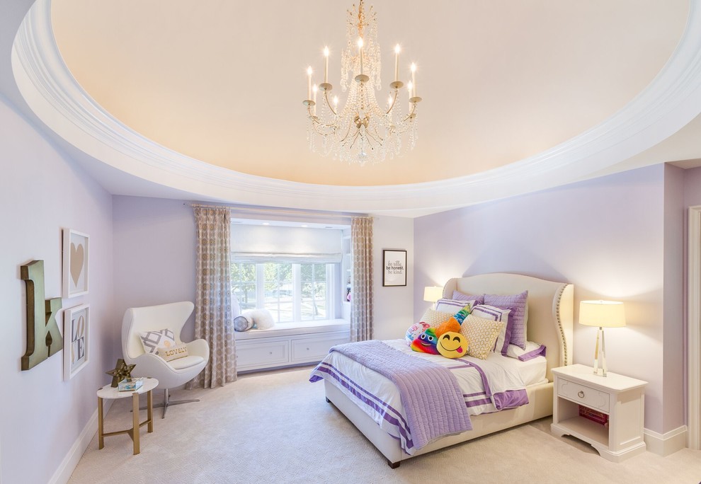 Bild på ett stort vintage barnrum kombinerat med sovrum, med lila väggar, heltäckningsmatta och beiget golv
