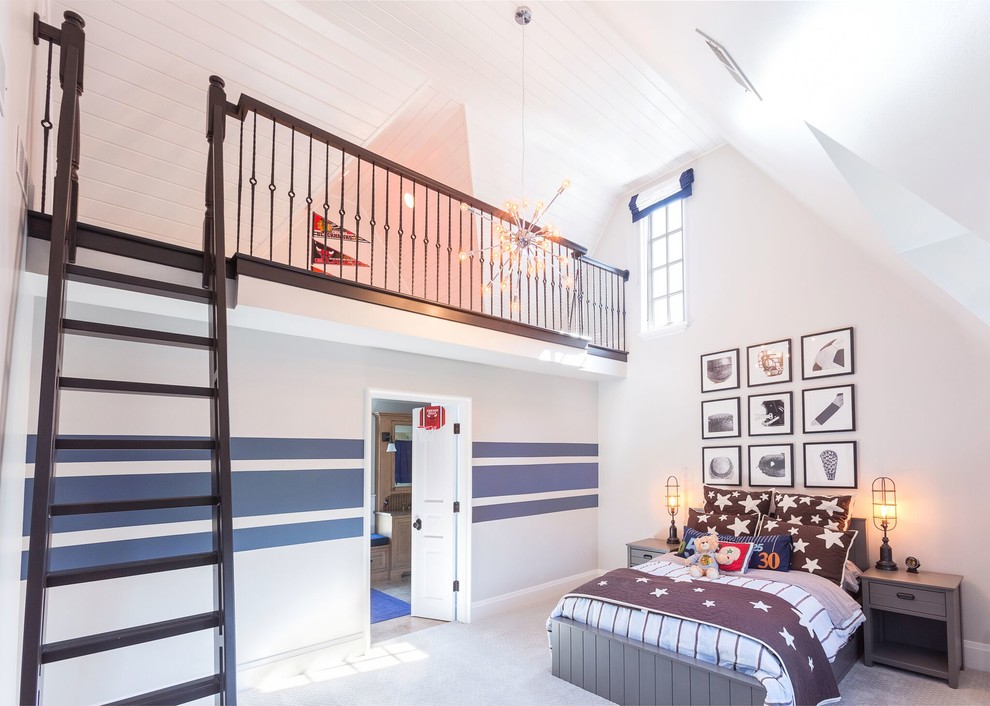 Bild på ett stort vintage pojkrum kombinerat med sovrum och för 4-10-åringar, med vita väggar, heltäckningsmatta och vitt golv