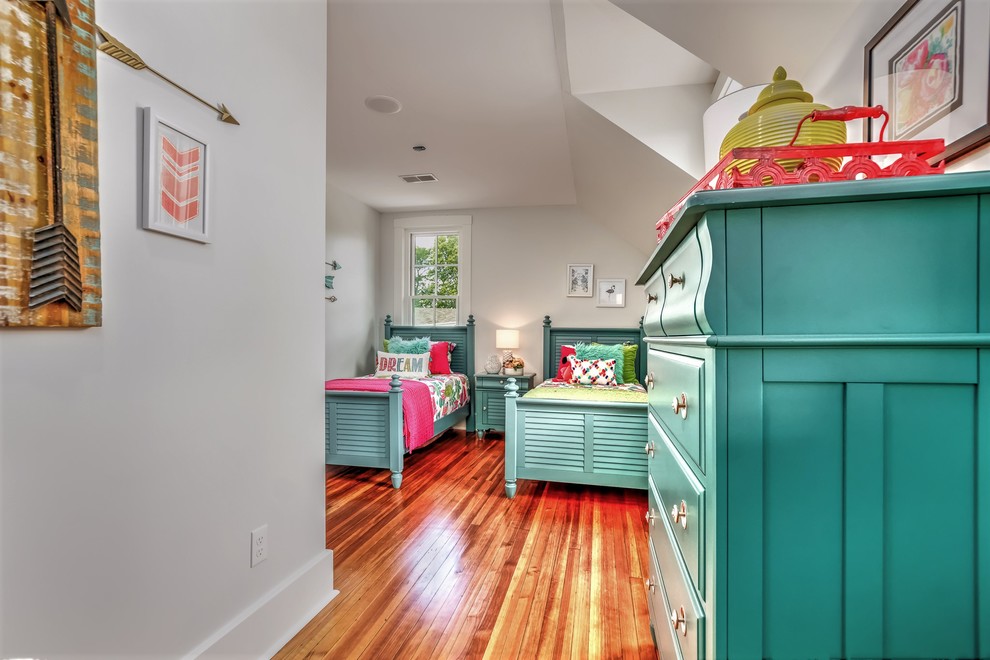Imagen de dormitorio infantil de 4 a 10 años de estilo americano de tamaño medio con paredes blancas, suelo de madera oscura y suelo marrón