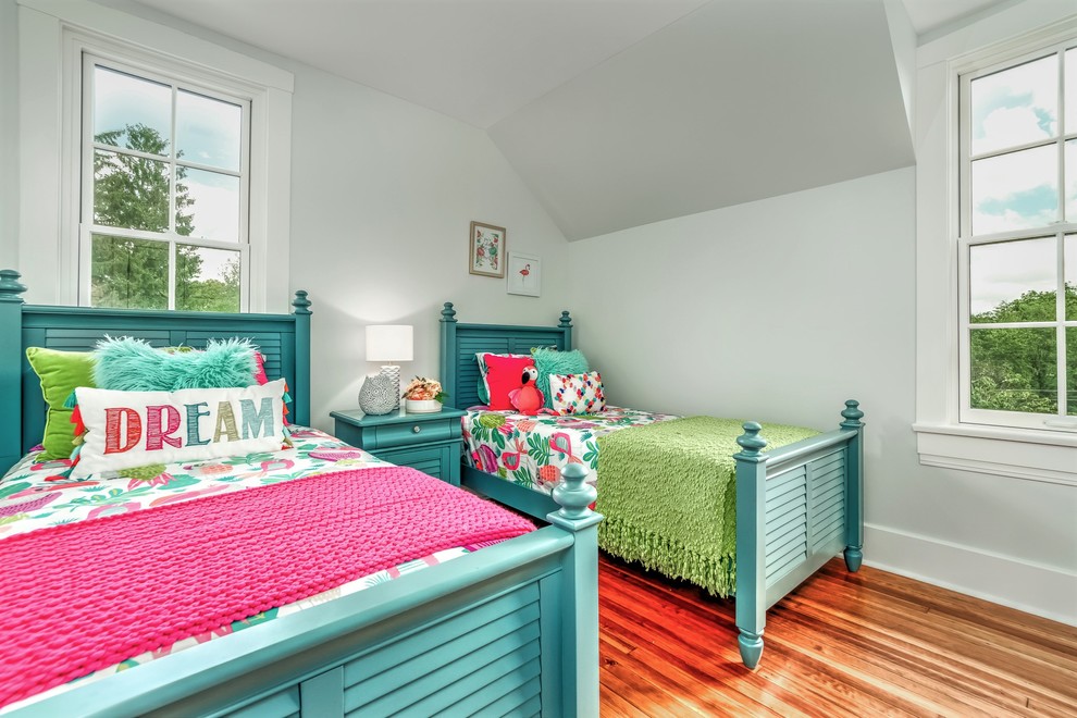 Modelo de dormitorio infantil de 4 a 10 años de estilo americano de tamaño medio con paredes blancas, suelo de madera oscura y suelo marrón