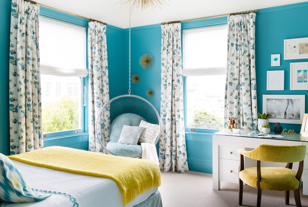 Idee per una cameretta per bambini tradizionale con moquette, pareti blu e pavimento beige