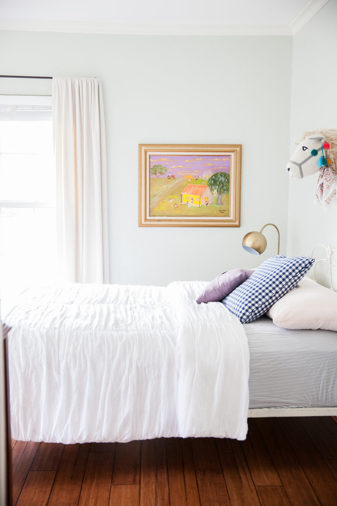 Mittelgroßes Stilmix Mädchenzimmer mit Schlafplatz, grüner Wandfarbe, Bambusparkett und braunem Boden in Dallas