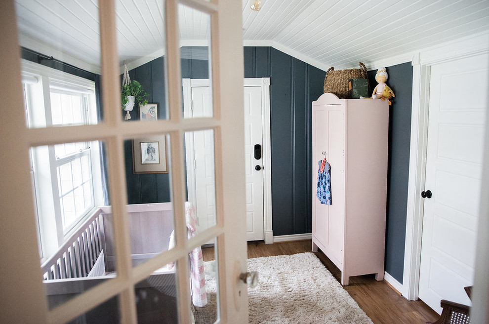 Idéer för att renovera ett litet eklektiskt barnrum kombinerat med sovrum, med grå väggar, bambugolv och brunt golv