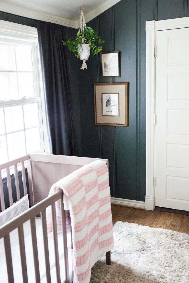 ダラスにある低価格の小さなエクレクティックスタイルのおしゃれな子供部屋 (グレーの壁、竹フローリング、茶色い床) の写真