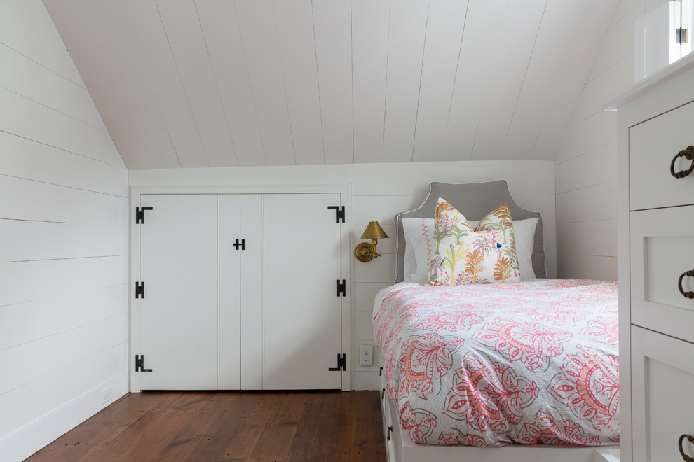 Inspiration för lantliga flickrum kombinerat med sovrum och för 4-10-åringar, med vita väggar, mellanmörkt trägolv och brunt golv