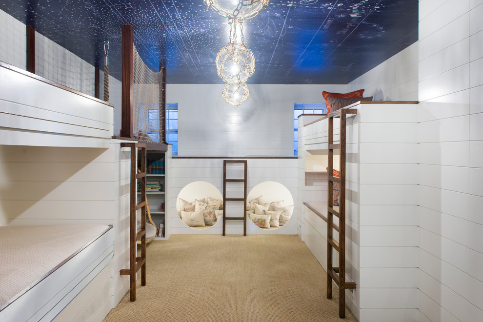 Idéer för maritima könsneutrala barnrum kombinerat med sovrum, med vita väggar, heltäckningsmatta och beiget golv