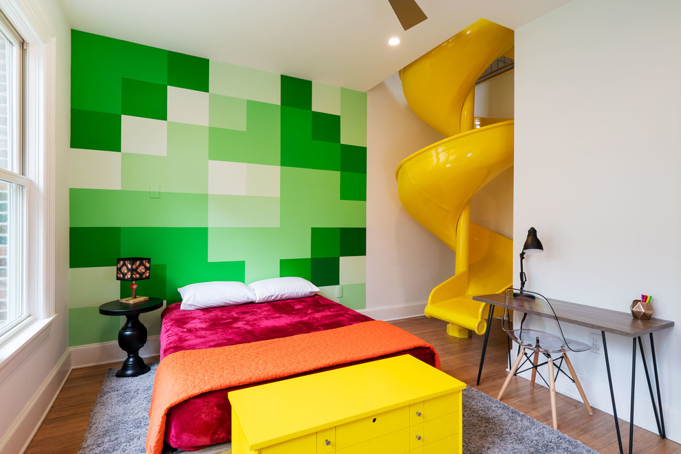 Foto di una cameretta da letto contemporanea di medie dimensioni con pavimento in legno massello medio, pareti verdi e pavimento marrone