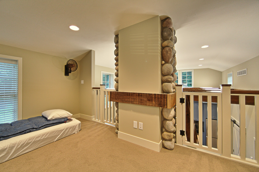 Diseño de dormitorio infantil marinero pequeño con paredes beige y moqueta