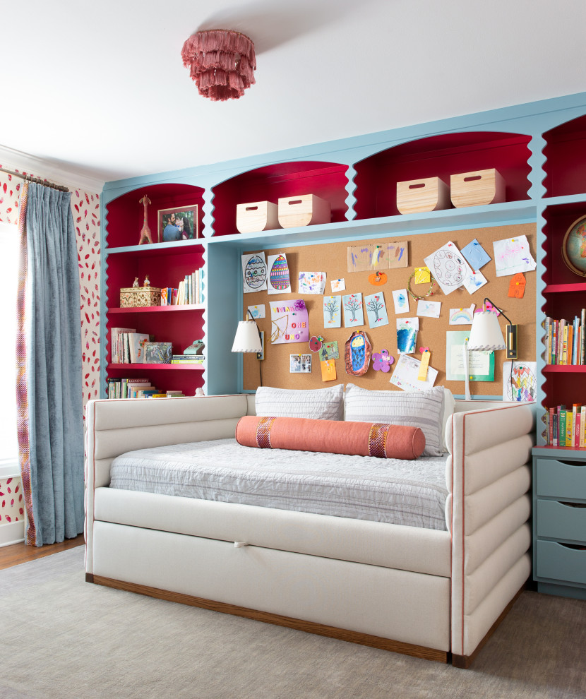 Пример оригинального дизайна: нейтральная детская среднего размера в стиле неоклассика (современная классика) с спальным местом, красными стенами, паркетным полом среднего тона, коричневым полом и обоями на стенах